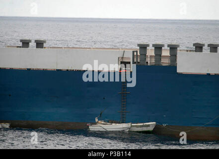 Indischer Ozean (Sept. 28, 2008) MV Faina wie beobachtet von der Crew der geführten Anti-raketen-Zerstörer USS Howard (DDG83). Die Belize-Flagge fahrenden Frachter besessen und durch "Kaalybe Versand Ukraine" betrieben und ist als Ladung der Ukrainischen T-72 Panzer und ähnliche Geräte. Das Schiff war im Sept. 28 angegriffen und gezwungen zu einem Ankerplatz vor der Küste Somalias, um fortzufahren. Howard ist mit dem US-amerikanischen 5 Flotte Verantwortungsbereich Durchführung Maritime Security Operations der Stabilität und der regionalen wirtschaftlichen Wohlstand zu fördern. U.S. Navy Stockfoto