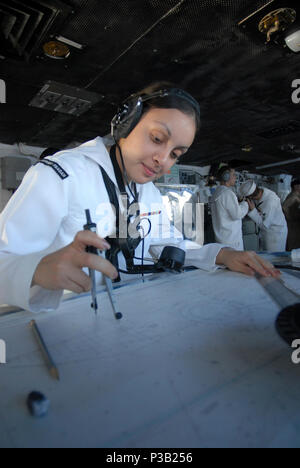 Hawaii (Nov. 17, 2008) Quartermaster 3. Klasse Desiree Semma, von Chicago, aktualisiert ein plotten Änderung in der Brücke der Nimitz-Klasse Flugzeugträger USS Ronald Reagan (CVN 76). Ronald Reagan ist auf einem geplanten Einsatz, die in den USA 7 Flotte Verantwortungsbereich. Stockfoto