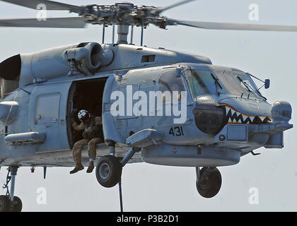 Ozean (31. 3, 2008) Naval Aircrewman 2. Klasse David Hudson Monitore vertikal Auffüllung Verfahren von einem SH-60B Sea Hawk Hubschrauber Hubschrauber Anti-Submarine Squadron Licht (HSL) 42 zugewiesen, während eine Auffüll-anforderung auf See zwischen den militärischen Sealift Command flotte Auffüllung öler USNS Laramie (T-AO 203) und die Geführten-missile Cruiser USS Vella Golf (CG72). Vella Golf wird als Teil der Iwo Jima Expeditionary Strike Group unterstützt Maritime Security Operations in den USA 5 Flotte Verantwortungsbereich eingesetzt. Stockfoto