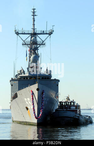 Virginia (31. 3, 2008) Die Oliver Hazard Perry-Klasse geführte-missile Frigate USS Elrod (FFG 55) wird zu ihrem Liegeplatz am Naval Station Norfolk geschoben. Elrod und ihre Crew zurück zu Norfolk nach dem erfolgreichen Abschluss einer sechsmonatigen Einsatz zum Mittelmeer und östlichen Atlantik. Stockfoto