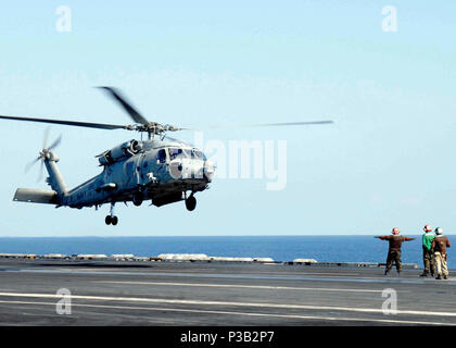 Von OMAN (31. 8, 2008) Ein HH-60 UHR Sea Hawk Hubschrauber zugeordnet zur "tridents" der Hubschrauber u Squadron (HS) 3 bereitet zu landen auf dem Flugdeck der Flugzeugträger USS Theodore Roosevelt (CVN 71). Theodore Roosevelt und schiffte sich Carrier Air Wing (Cvw) 8 werden in den USA 5 Flotte Verantwortungsbereich eingesetzt. Stockfoto