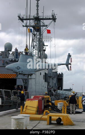 Fla (31. 10, 2008) Die geführte-missile Frigate USS McInerney (FFG 8) Begibt sich ein MQ-8B Fire Scout unbemannte Fahrzeug. Dies ist das erste Mal ein Brand Scout mit der US-Navy Schiff eingesetzt hat. Fire Scout McInerney unterstützen während seiner nächsten gegen den illegalen Handel, um die Bereitstellung zu Lateinamerika. Stockfoto