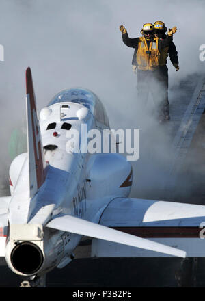 Ozean (10. Dezember 2008) die Luftfahrt Bootsmann Mate (Handling) 2. Klasse Leatrice Koenig führt einen T-45 Goshawk zugewiesenen Carrier Training Wing (CTW) 1 auf die Nr. 1 Dampfmaschinen Katapult aus der Flight Deck der Nimitz-Klasse gestartet werden Flugzeugträger USS Abraham Lincoln (CVN 72). Lincoln ist die Durchführung der Ausbildung und der Qualifikationen. Stockfoto