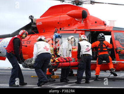 Ozean (31. 14, 2008) Eine verletzte Kaufmann Segler aus der liberianischen Frachtschiff 'Marie Rickmers' ist auf eine Küstenwache MH-65 Dolphin Helikopter geladen nach Erhalt grundlegende medizinische Versorgung an Bord der Flugzeugträger USS Abraham Lincoln (CVN 72). Der Seemann war Abraham Lincoln in der Nacht zuvor von einem San Diego Coast Guard Hubschrauber aufgenommen und medizinisch, bevor sie nach San Francisco für die Behandlung geflogen stabilisiert. Abraham Lincoln ist im Gange, Durchführung von Schulungen und Qualifizierungen. Stockfoto