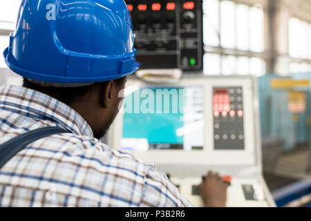 Ingenieur in der hardhat anzeigen Setups auf Monitor Stockfoto