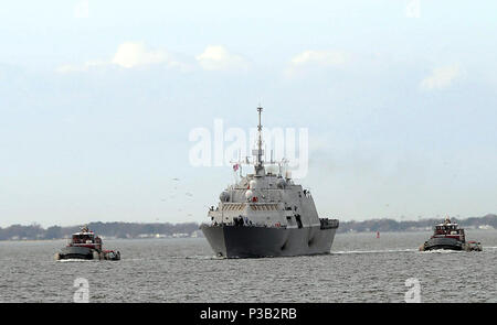 (31. 15, 2008) dem Littoral Combat Ship USS Freiheit (LCS 1) kommt in Norfolk nach einen Monat lang unterwegs durch die Großen Seen, den Osten Kanadas und der nordöstlichen Küste der Vereinigten Staaten. Freiheit wird nach der Lieferung der Tests und Prüfungen in Norfolk, bevor auf der Durchreise zu seinem Heimathafen in San Diego unterzogen werden. Stockfoto