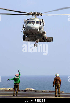 Von OMAN (31. 17, 2008) Der SH-60F Sea Hawk zugeordnet zur "tridents" der Hubschrauber Anti-Submarine Squadron (HS) 3 bereitet sie zu berühren auf dem Flugdeck der Nimitz-Klasse Flugzeugträger USS Theodore Roosevelt (CVN 71). Theodore Roosevelt und Carrier Air Wing (Cvw) 8 sind die Durchführung von Operationen in den USA 5 Flotte Verantwortungsbereich und sind auf beruhigend regionale Partner Engagement der USA für die Sicherheit, die Stabilität und den weltweiten Wohlstand konzentriert. Stockfoto