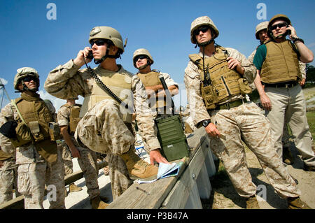 Sekretär der Marine Ray Mabus, rechts, und US-Marines sehen Sie einen eingehenden Unmanned Aerial Vehicle, führen Sie eine Fly-over bei einem Tactical Air Control Übung auf Camp Lejeune, N.C., 24. Juni 2009. (DoD Stockfoto