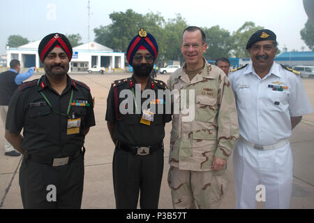 Adm. Mike Mullen, Vorsitzender des Generalstabs visits Islamabad, Pakistan am 24. Juli 2010. (DoD Stockfoto
