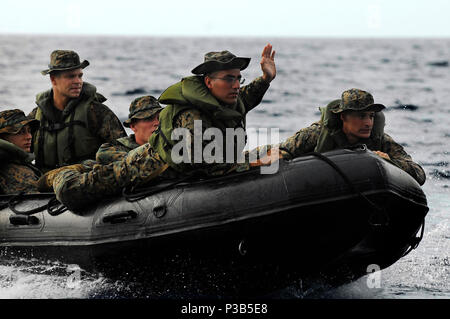 Us-Marines zurück zum Deck des Amphibischen dock Landung Schiff USS Harpers Ferry (LSD 49), während in den Pazifischen Ozean Sept. 29, 2009. Die Marines, die Foxtrott, Bataillon Landung Team, 2nd Battalion, 5th Marine Regiment, 31 Marine Expeditionary Unit zugeordnet sind, werden auf Harpers Ferry ist Teil der USS Denver LPD (9) Amphibious Task Group amphibischen Integration Training vor der Küste von Okinawa, Japan, vor einem Sturz Patrouille. (DoD Stockfoto