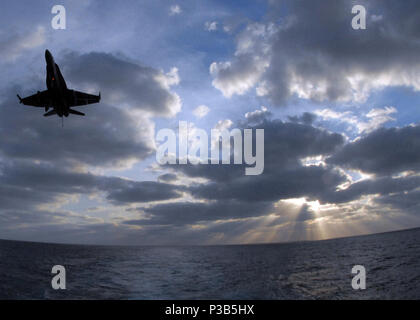 Eine F/A-18C Hornet aircraft von Carrier Air Wing 5 bereitet, während in den Pazifischen Ozean Okt. 19, 2009 Land an Bord der Flugzeugträger USS George Washington (CVN 73). (DoD Stockfoto