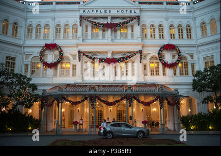 Singapur, Republik Singapur, mit Blick auf den Haupteingang des Raffles Hotel Stockfoto