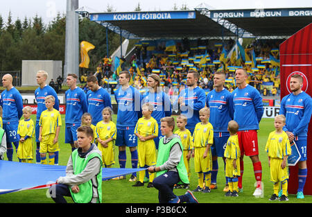 REYKJAVIK, Island - 5 September, 2017: die Spieler der Nationalmannschaft von Island hören Nationalhymnen vor der FIFA Fußball-Weltmeisterschaft 2018 qualifizieren Stockfoto