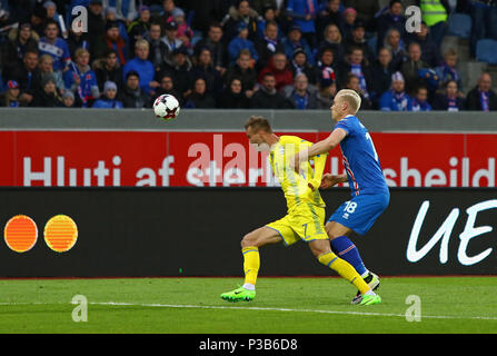 REYKJAVIK, Island - 5. SEPTEMBER 2017: Andriy Yarmolenko der Ukraine (L) kämpft für eine Kugel mit Hordur Magnusson aus Island während der FIFA-Cu Stockfoto