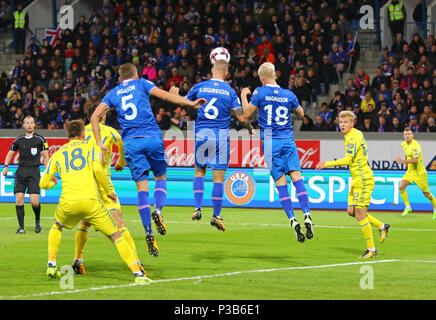 REYKJAVIK, Island - 5. SEPTEMBER 2017: Isländische Spieler (in Blau) Kampf um den Ball mit der ukrainischen Spieler während der FIFA WM 2018 Qualifyin Stockfoto