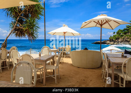 Beach Cafe mit Blick auf den Ozean mit Tischen auf dem Sand, Nusa Lembongan, Indonesien Stockfoto