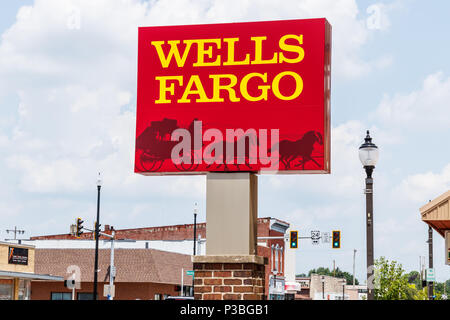 Monticello - ca. Juni 2018: Wells Fargo Signage und Logo. Wells Fargo verkauft alle ihre Niederlassungen in drei mittleren Westen der Staaten II. Stockfoto