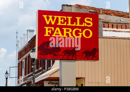 Monticello - ca. Juni 2018: Wells Fargo Signage und Logo. Wells Fargo verkauft alle ihre Niederlassungen in drei mittleren Westen der Staaten IV Stockfoto