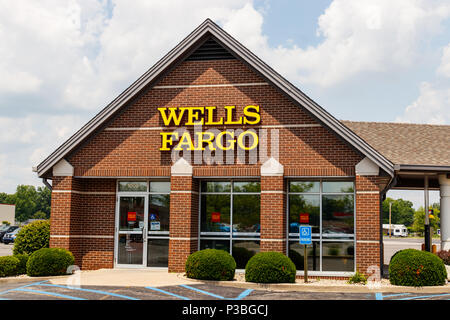 Monticello - ca. Juni 2018: Wells Fargo Signage und Logo. Wells Fargo verkauft alle ihre Niederlassungen in drei mittleren Westen der Staaten V Stockfoto