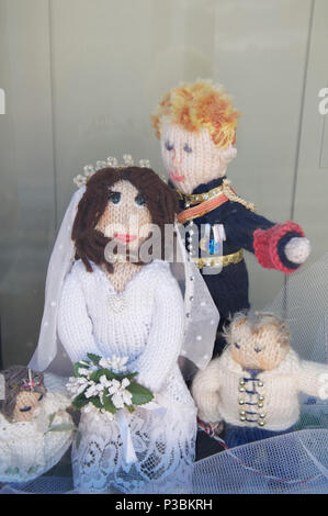 Handarbeit gestrickte Puppen von Meghan Markle und Prinz Harry in der Feier der königlichen Hochzeit der 19. Mai 2018 angezeigt. Auf der Fensterbank, England. Stockfoto