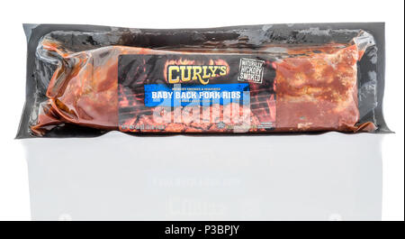 Winneconne - 8. Juni 2018: ein Paket von Curly Baby zurück Rippchen, Hickory geräuchert und erfahrene auf einem isolierten Hintergrund. Stockfoto