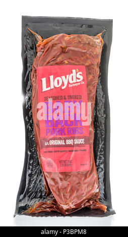 Winneconne - 8. Juni 2018: ein Paket von Lloyd's Baby Back Ribs Schweinefleisch geraucht und erfahrene auf einem isolierten Hintergrund. Stockfoto