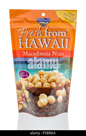 Winneconne - 12 Juni 2018: eine Tüte mit frischen MacFarms aus Hawaii Macadamia Nüsse in einem isolierten Hintergrund. Stockfoto