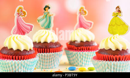 Adelaide in Adelaide - 15. Juni 2018: Geburtstag party Princess Kinder themed Cupcakes, schließen sie sich gegen einen farbenfrohen Pastelltönen Hintergrund. Stockfoto