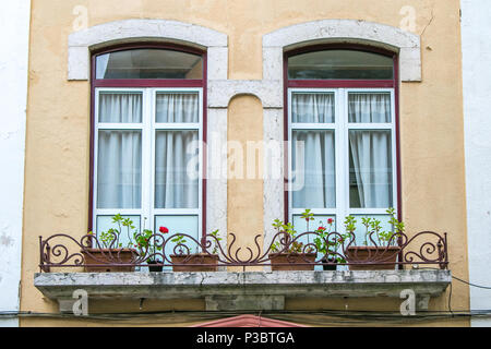 Bogenfenster mit Balkon Gehäuse Blumentöpfe gekoppelt. Europäischer Architektur. Stockfoto
