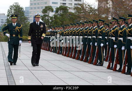 Japanische Verteidigung-kraft Gen. Ryoichi Oriki, der Stabschef der gemeinsamen Personal Office und Vorsitzende des Generalstabs Marine Adm. Mike Mullen Verhalten einen Pass und Review während Mullen?s Ankunft im Verteidigungsministerium in Tokio, Japan, 23. Okt. 2009. Mullen wickelt eine fünftägige Reise nach Asien, Besuch von seiner militärischen Pendants in Japan und Korea nach dem Besuch der US Pacific Command Ändern des Befehls auf Hawaii. (DoD Stockfoto