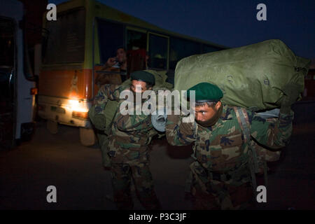 KABUL (Nov. 19, 2009) Absolventen von afghanischen nationalen Armee beschleunigten Bekämpfung unternehmen Ausbildung Programm Ankunft am Internationalen Flughafen von Kabul zum Camp Bastion in der Provinz Helmand, wo Sie Truppen der ANA 205th Battalion verstärkt transportiert werden. Beschleunigte Unternehmen sind Teil des Ziels eines 134.000 Soldat Armee im Oktober 2010. Die Unternehmen spielen eine wichtige Rolle für die verbesserte Fähigkeit der afghanischen nationalen Armee. 091119 Stockfoto