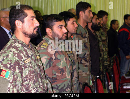 (Kabul, Afghanistan) Afghan National Army (ANA) Soldaten stehen an Aufmerksamkeit während der Wiedergabe des Afghanischen Nationalen Hymne an die sechste halbjährliche Sergeant Major Konferenz in Kabul. Mehr als hundert ältere Soldaten ANA und Koalition Soldaten das Seminar an der Afghan National Army Air Corp Auditorium, Ideen auszutauschen und Erfahrungen vorteilhaft für Afghanistans Unteroffizier corps. Stockfoto