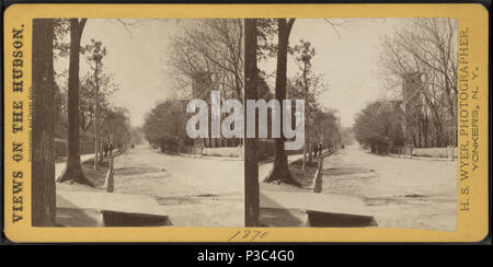 . N. B'Way, Yonkers, Blick nach Süden von Ashburton Ave. Alternative Titel: Blick auf den Hudson. Erstellt: 1870. Abdeckung: [1865?-1915?]. Quelle Impressum: [1865?-1915?]. Digitale Element veröffentlicht 6-14 2006; 2-11-2009 aktualisiert. 203 N. B'Way, Yonkers, Blick nach Süden von Ashburton Ave, von Wyer, Henry Sherman, 1847-1920 Stockfoto