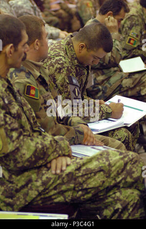 (Kabul, Afghanistan) einen afghanischen nationalen Armee Soldat macht sich Notizen auf der sechsten halbjährlichen Sergeant Major Konferenz in Kabul. Mehr als hundert ältere Soldaten ANA und Koalition Soldaten das Seminar an der Afghan National Army Air Corp Auditorium, Ideen auszutauschen und Erfahrungen vorteilhaft für Afghanistans Unteroffizier corps. Stockfoto