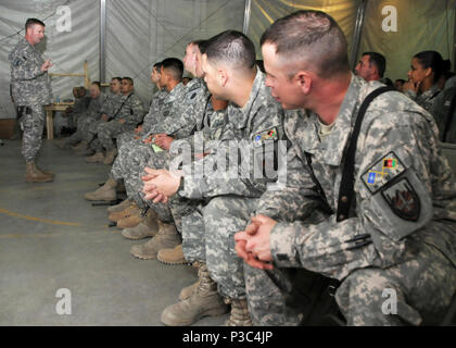 - CAMP EGGERS, Afghanistan - Sergeant Major der Armee Kenneth Preston spricht mit Soldaten der NATO Training Mission - Afghanistan im Camp Eggers Dez. 7, 2009. Bei seinem Besuch, Preston reagierte auf die Soldaten Fragen und Bedenken und dankte ihnen für ihren Dienst. Stockfoto