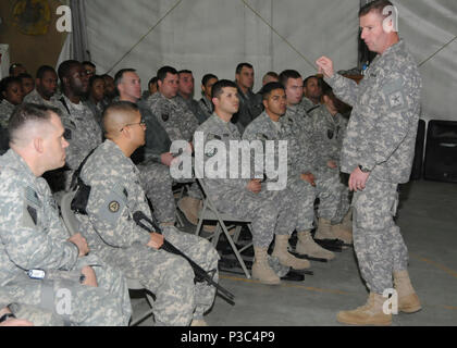 - CAMP EGGERS, Afghanistan - Sergeant Major der Armee Kenneth Preston spricht mit Soldaten der NATO Training Mission - Afghanistan im Camp Eggers Dez. 7, 2009. Bei seinem Besuch, Preston reagierte auf die Soldaten Fragen und Bedenken und dankte ihnen für ihren Dienst. Stockfoto