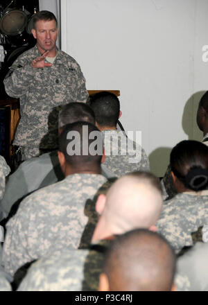 - CAMP EGGERS, Afghanistan - Sergeant Major der Armee Kenneth Preston spricht mit Soldaten der NATO Training Mission - Afghanistan im Camp Eggers Dez. 7, 2009. Bei seinem Besuch, Preston reagierte auf die Soldaten Fragen und Bedenken und dankte ihnen für ihren Dienst. Stockfoto