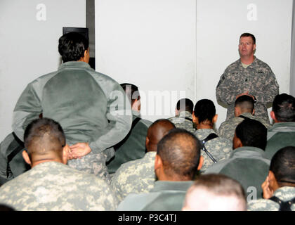 - CAMP EGGERS, Afghanistan - Sergeant Major der Armee Kenneth Preston spricht mit Soldaten der NATO Training Mission - Afghanistan im Camp Eggers Dez. 7, 2009. Bei seinem Besuch, Preston reagierte auf die Soldaten Fragen und Bedenken und dankte ihnen für ihren Dienst. Stockfoto