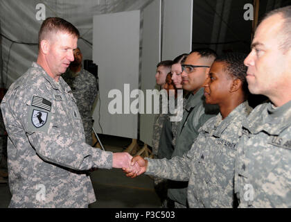 - CAMP EGGERS, Afghanistan - Sergeant Major der Armee Kenneth Preston schüttelt Hände mit Soldaten der NATO Training Mission - Afghanistan im Camp Eggers Dez. 7, 2009. Bei seinem Besuch, Preston reagierte auf die Soldaten Fragen und Bedenken, die zeremonielle Münzen, und dankte ihnen für ihren Dienst. Stockfoto