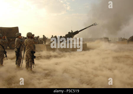 Us-Soldaten der 145. Mobile Public Affairs Loslösung Dokument Soldaten mit 1St Battalion, 37th Field Artillery Regiment, 3 Stürmer Brigade Combat Team, 2 Infanterie Division, wie sie Feuer rundet eine M777 Haubitze auf Forward Operating Base Haudegen, Irak, Dez. 8, 2009 zu kalibrieren. (DoD Stockfoto