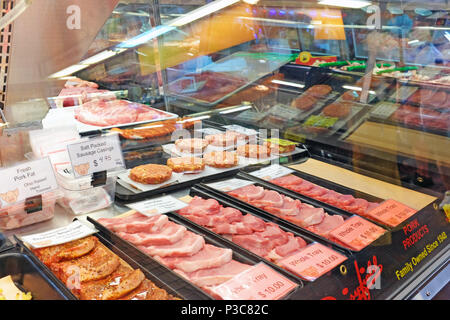 Frisches Schweinefleisch und verschiedene Fleisch zum Verkauf in einem Fall in der Westside Markt in Cleveland, Ohio, USA im Juni 2018 Preise Stockfoto