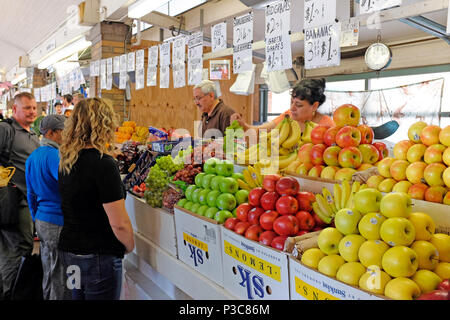 Kunden, die Frucht von einem Verkäufer am historischen West Side Markt in Cleveland, Ohio, USA. Stockfoto