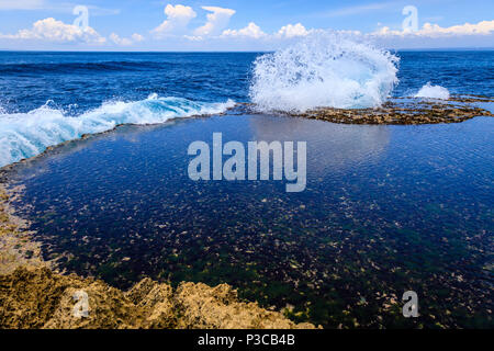 Teufel Tränen, Blow Holes am Sunset Point, Nusa Lembongan, Indonesien Stockfoto