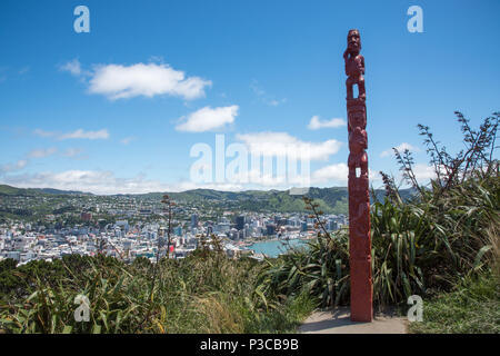 Wellington, Nordinsel, Neue Zealand-December 14,2016: Totem Pole an Tinakori Hill Aussichtspunkt mit herrlicher Aussicht in Wellington, Neuseeland Stockfoto