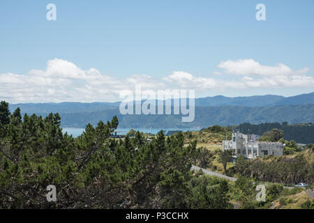Wellington, Nordinsel, Neue Zealand-December 14,2016: Hohe Betrachtungswinkel über architektonische Gebäude- und Berglandschaft in Wellington, Neuseeland Stockfoto
