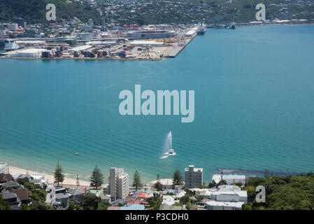 Wellington, Nordinsel, Neue Zealand-December 14,2016: Hohe winkel Blick über Hafen mit Brunnen und städtischen Architektur in Wellington, Neuseeland Stockfoto