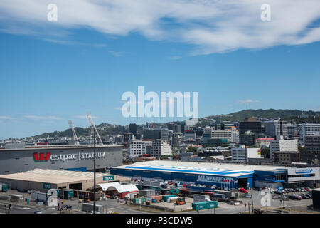 Wellington, Nordinsel, Neue Zealand-December 14,2016: Blick über den Güterverkehr Unternehmen, Westpac Stadium und Stadt in Wellington, Neuseeland Stockfoto