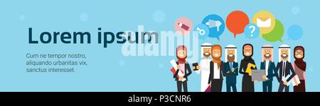 Arabische Menschen Gruppe mit chat Blasen über blauen Hintergrund. Volle Länge arabischen Business Team tragen traditionelle Kleidung kopieren Raum, Banner Stock Vektor