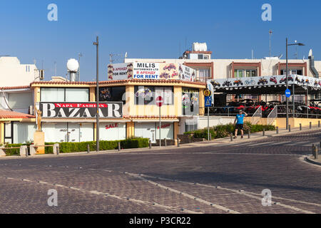 Ayia Napa, Zypern - 11. Juni 2018: Street View von Agia Napa Resort an der Südküste von Zypern Insel im Sommer Abend. Touristen zu Fuß auf der Straße Stockfoto