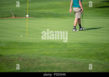 Golfspieler auf dem Grün, ältere männliche, nicht erkennbar, Copyspace Stockfoto